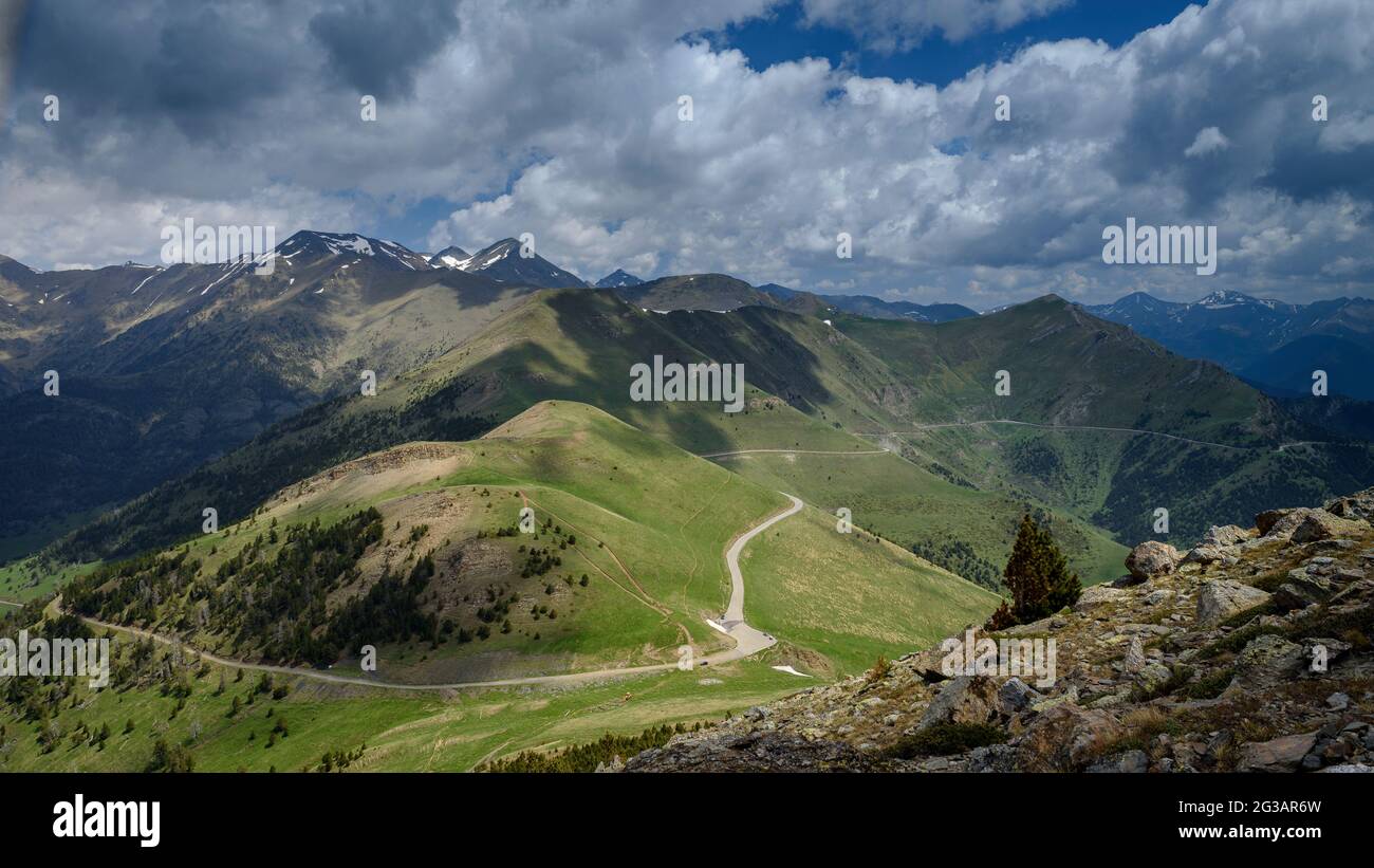 Vista dal passo del Port de Cabús in primavera (Andorra, Pirenei) ESP: Viste desde el puerto de Cabús en primavera (Andorra, Pirineos) FR Foto Stock