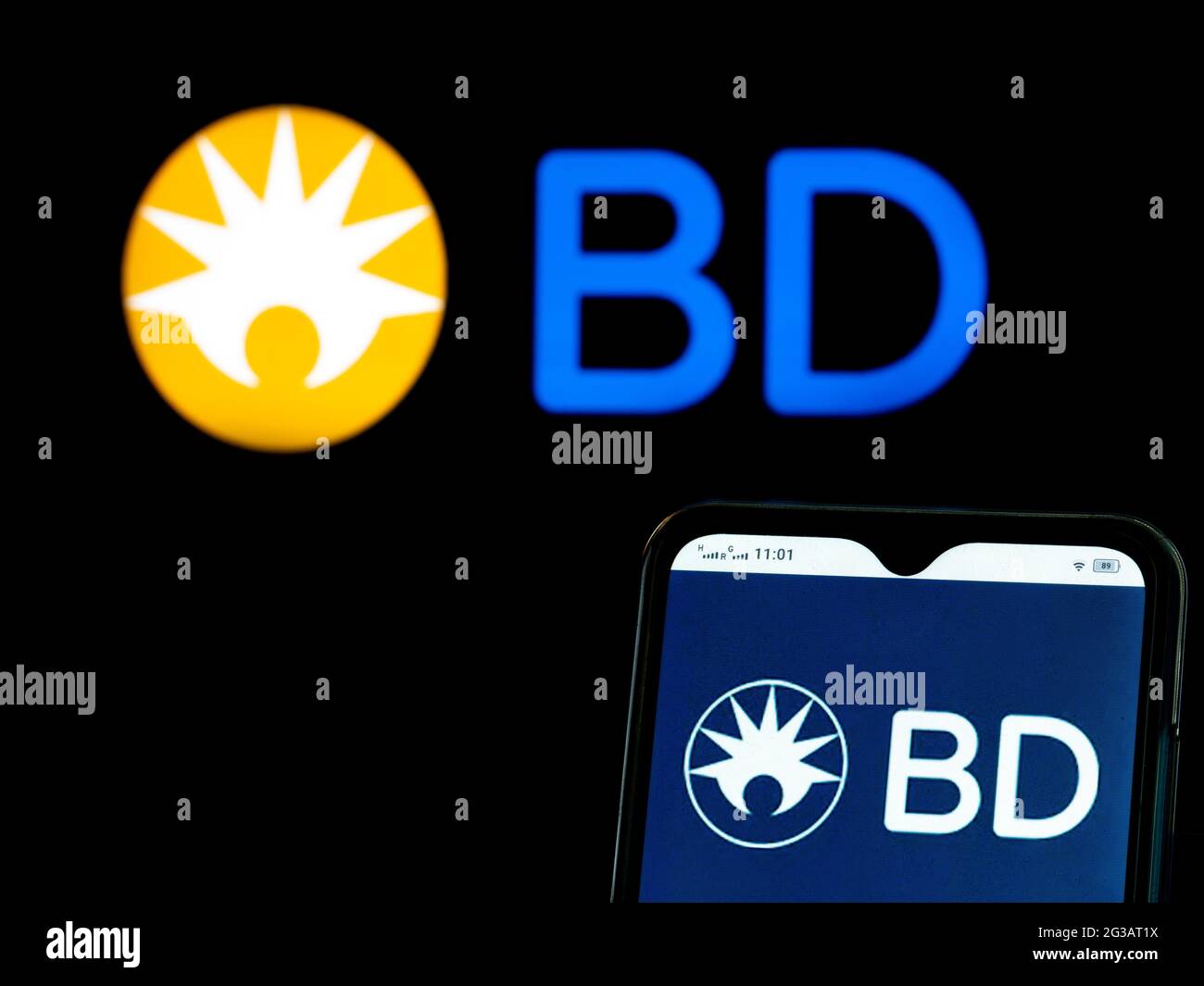 In questa illustrazione, sullo smartphone viene visualizzato un logo Becton, Dickinson e Company. (Foto di Igor Golovniov / SOPA Images/Sipa USA) Foto Stock