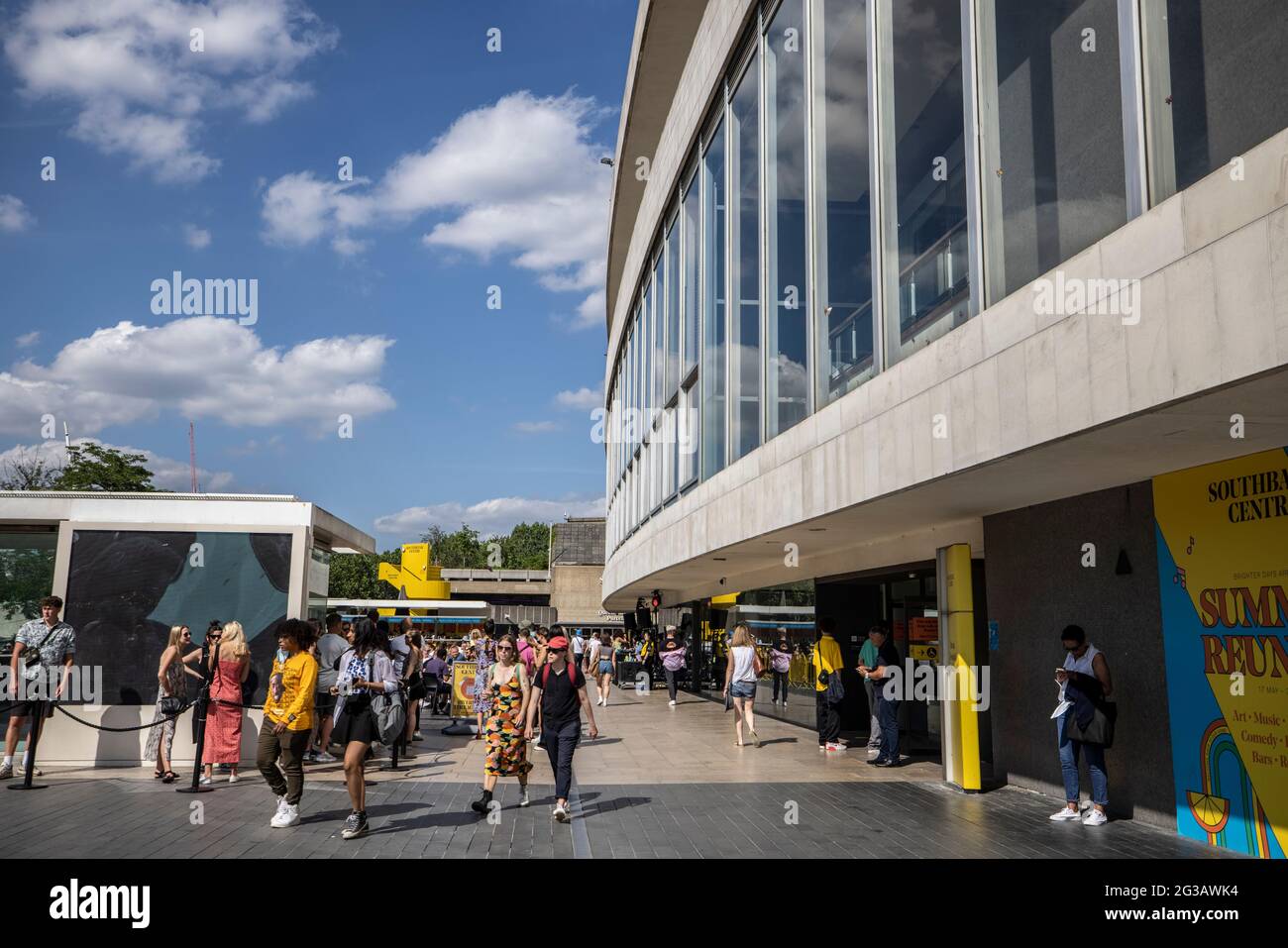 La gente cammina lungo la zona di South Bank nel centro di Londra, Inghilterra, Regno Unito Foto Stock