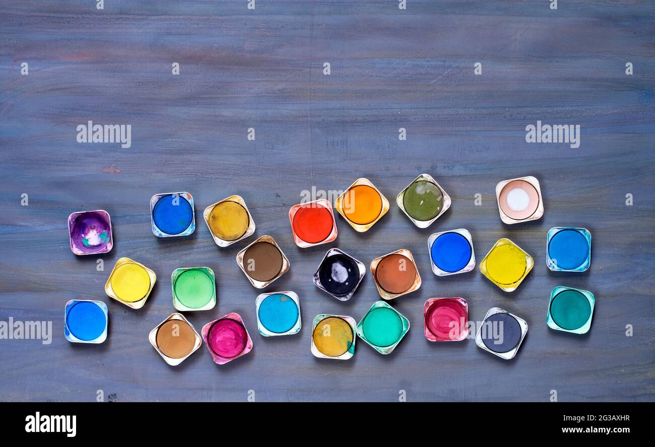 Waterclolors, posa piatta, pittura, concetto di creatività, spazio libero di copia, Foto Stock
