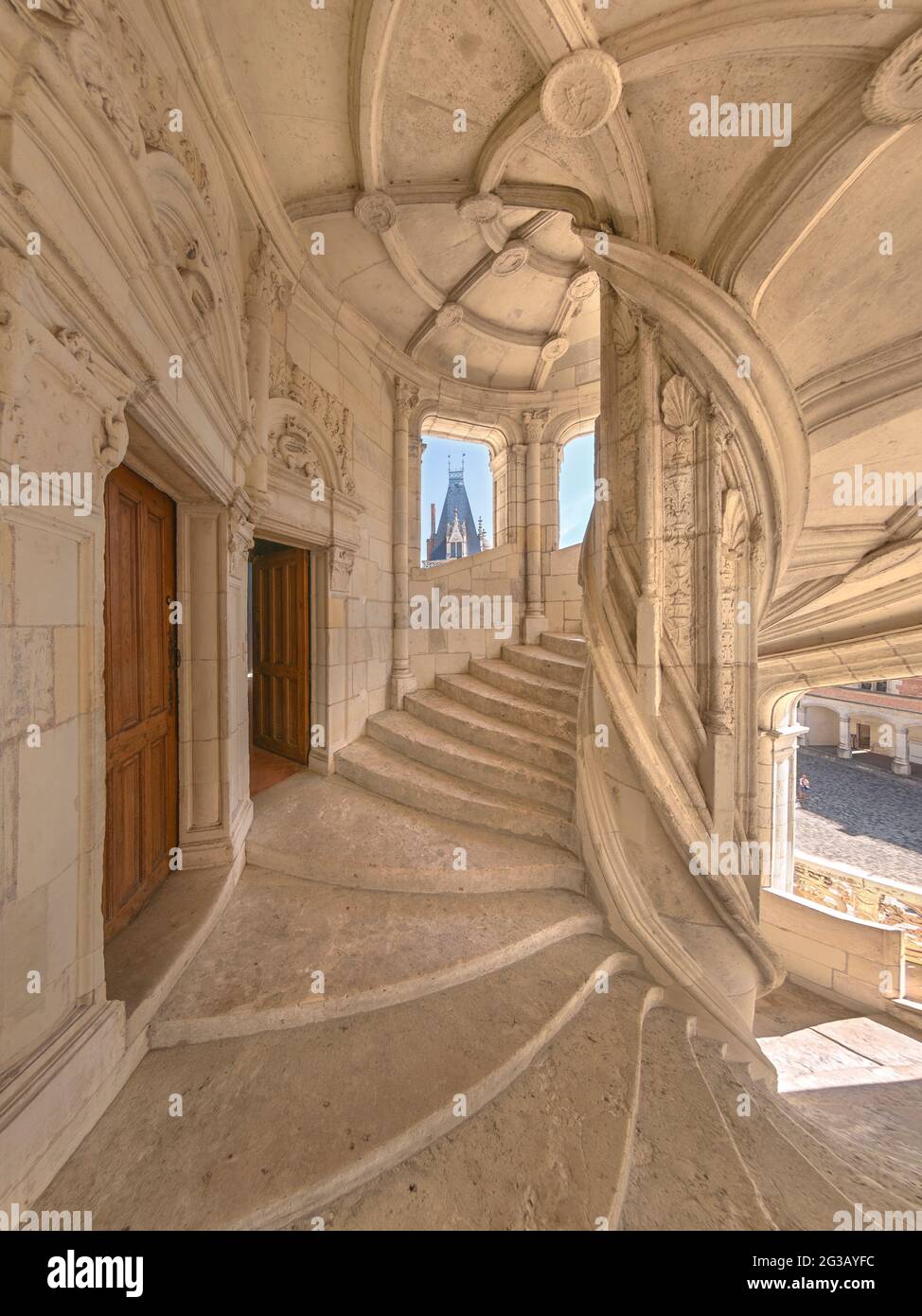 FRANCIA - VALLE DELLA LOIRA - LOIR ET CHER (41) - CASTELLO DI BLOIS : SCALA MONUMENTALE CON VITE, INTERNO. "SCAVATO COME UN AVORIO DALLA CINA" Foto Stock