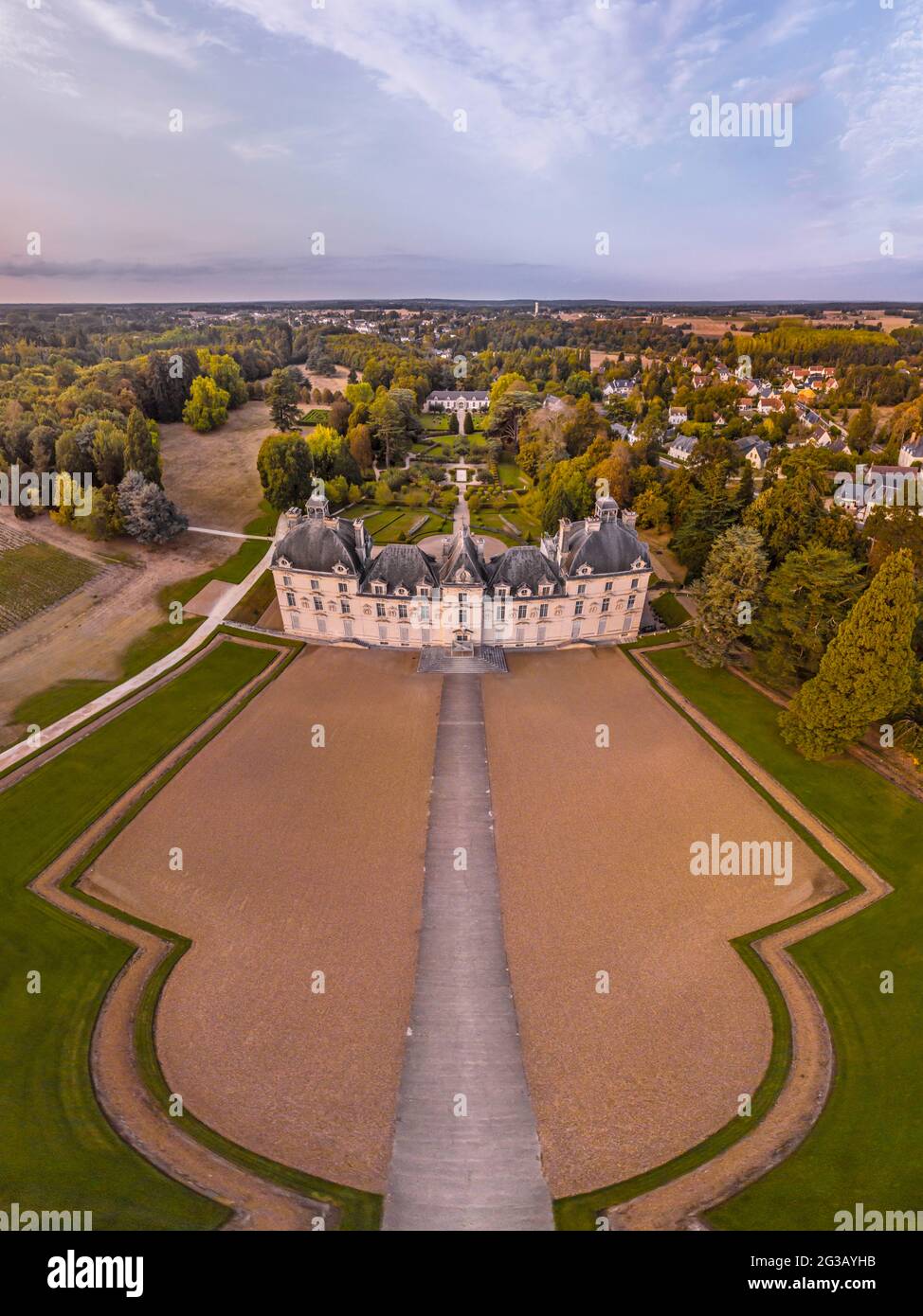 FRANCIA - VALLE DELLA LOIRA - LOIR ET CHER (41) - CASTELLO DI CHEVERNY : VEDUTA AEREA DAL SUD. SULLO SFONDO, L'APPRENDISTA GIARDINO E L'ORANGERIE. ACCESO Foto Stock