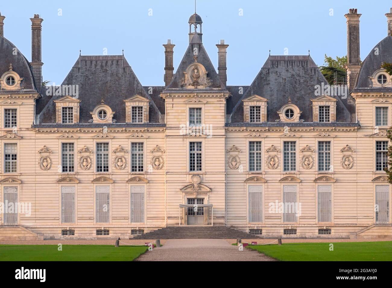 FRANCIA - VALLE DELLA LOIRA - LOIR ET CHER (41) - CASTELLO DI CHEVERNY : LA FACCIATA SUD, IN PIETRA BOURRE, È DECORATA CON BUSTI DI IMPERATORI ROMANI SCOLPITI ' Foto Stock