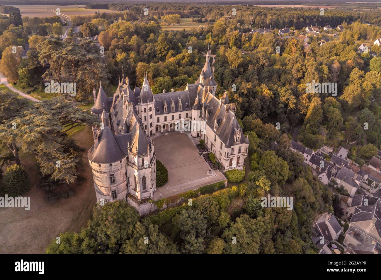 FRANCIA - VALLE DELLA LOIRA - LOIR ET CHER (41) - CASTELLO DI CHAUMONT SUR LOIRE : VEDUTA AEREA DAL NORD. ARROCCATO A 40 METRI SOPRA IL FIUME LOIRA, QUESTO C Foto Stock