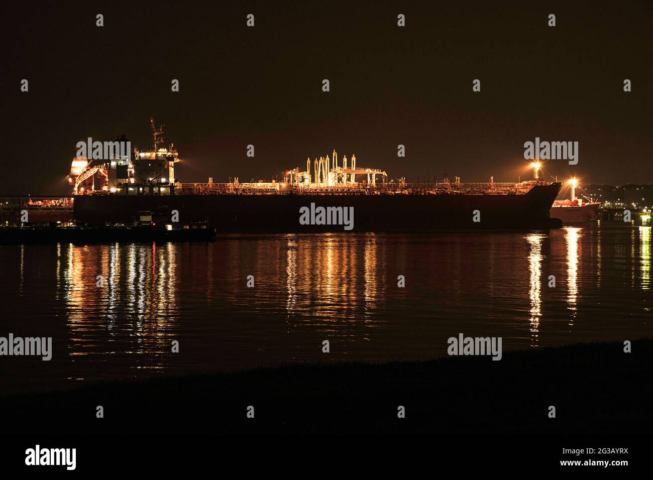 Rozenburg,Holland.29-nov-2020,luci su una nave sul fiume maas vicino a rozenburg , la zona industriale europoort vicino rotterdam Foto Stock