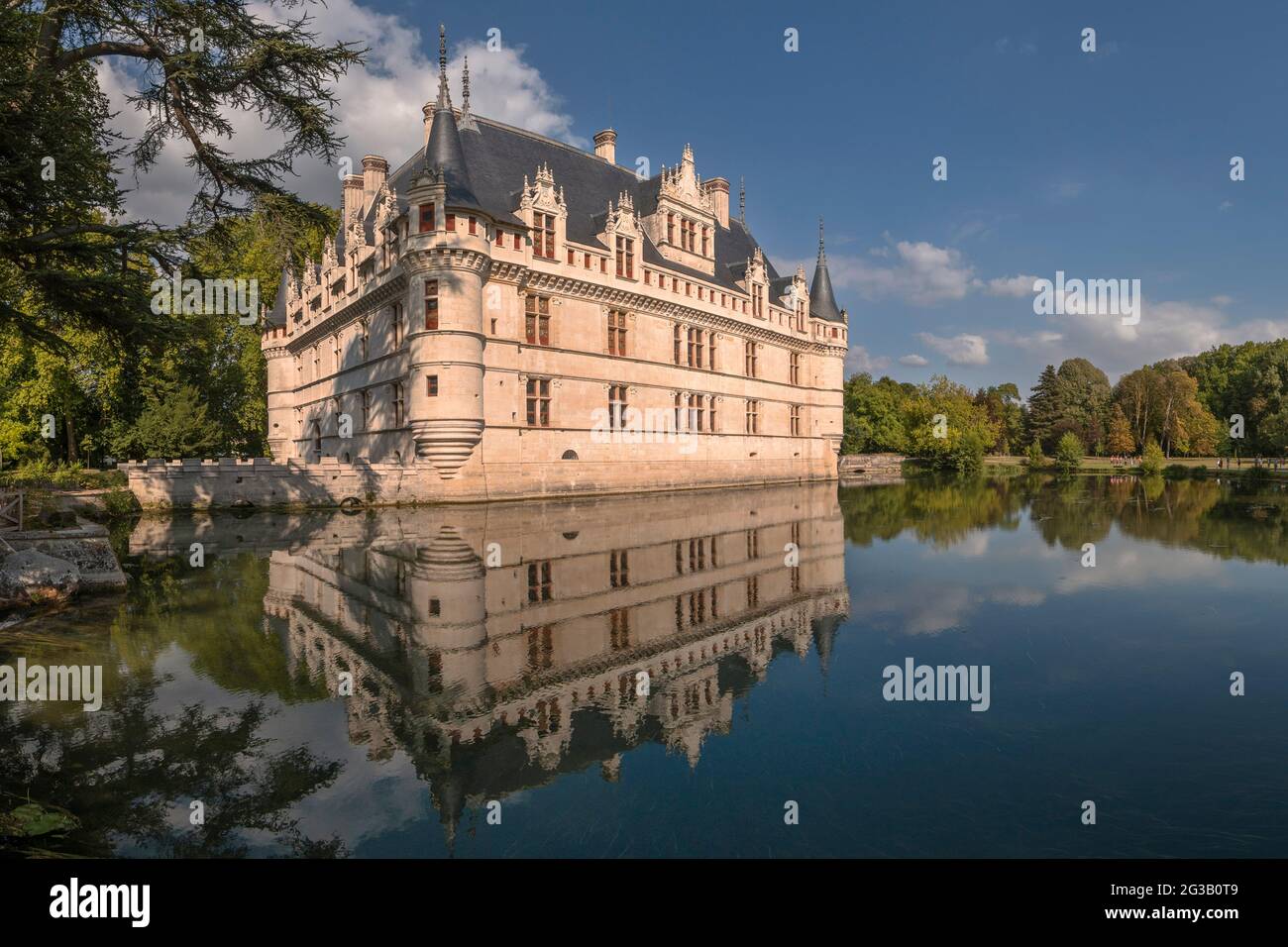 FRANCIA - VALLE DELLA LOIRA - INDRE ET LOIRE (37) - CASTELLO D'AZAY LE RIDEAU : VISTA DELLE FACCIATE SUD-OVEST E NORD-OVEST DAL PARCO. IN PRIMO PIANO, TH Foto Stock