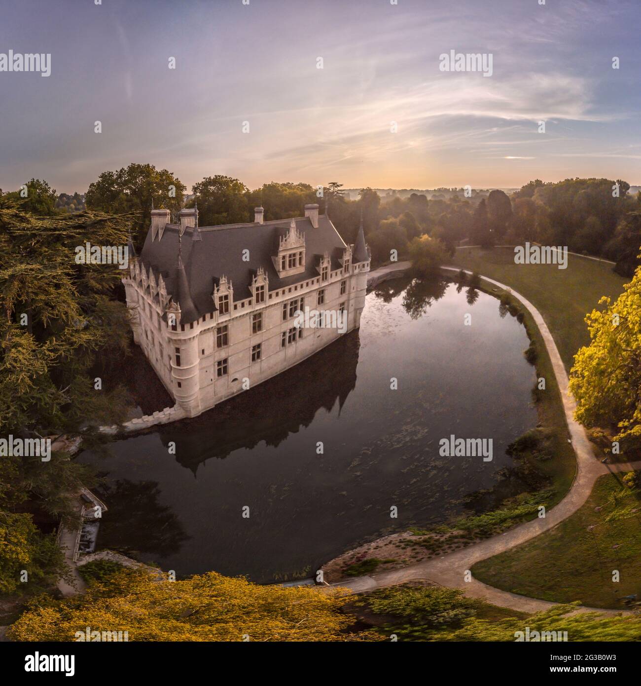 FRANCIA - VALLE DELLA LOIRA - INDRE ET LOIRE (37) - CASTELLO D'AZAY LE RIDEAU : VEDUTA AEREA DALL'OVEST. SULLA DESTRA, IL PARCO, CON UNA SUPERFICIE DI 7 ETTARI. Foto Stock