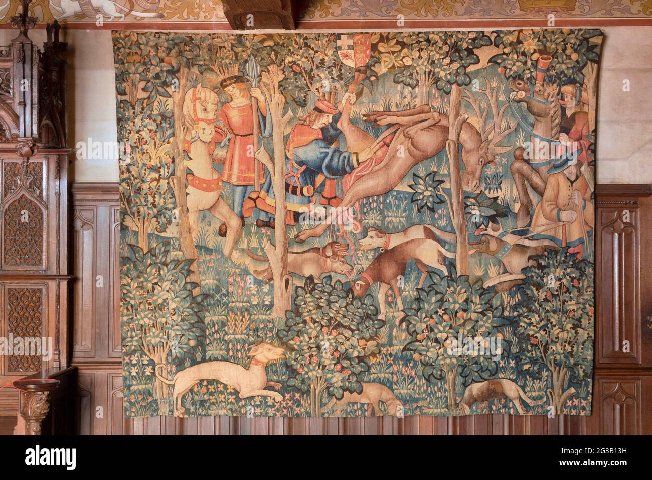 FRANCIA - VALLE DELLA LOIRA - INDRE ET LOIRE (37) - CASTELLO DI LANGEAIS : SALA BANCHETTI. ARAZZI SITUATI ALL'ENTRATA. QUESTA GRANDE CAMERA ERA RISERVATA AL B Foto Stock