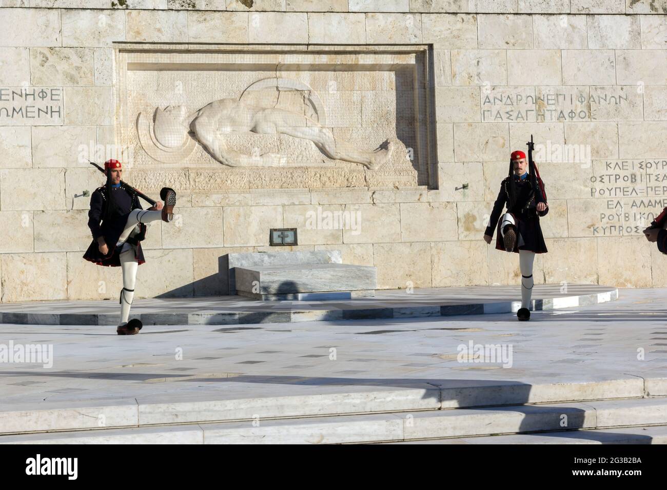 ATENE, GRECIA - GENNAIO 19 2017: Guardie cerimoniali presidenziali - Evzones alla Tomba del Milite Ignoto di fronte al Parlamento greco, Atene Foto Stock