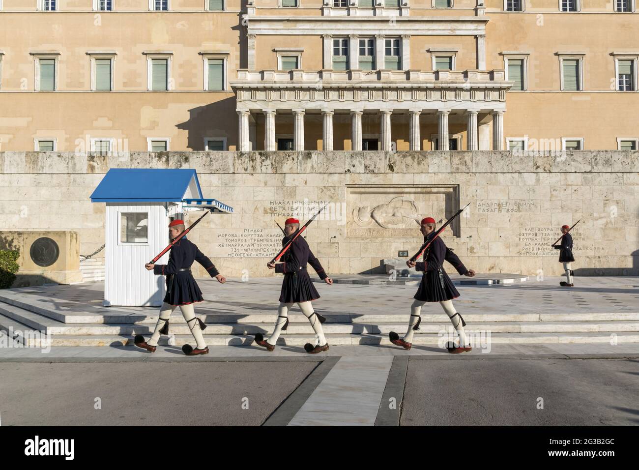 ATENE, GRECIA - GENNAIO 19 2017: Guardie cerimoniali presidenziali - Evzones alla Tomba del Milite Ignoto di fronte al Parlamento greco, Atene Foto Stock