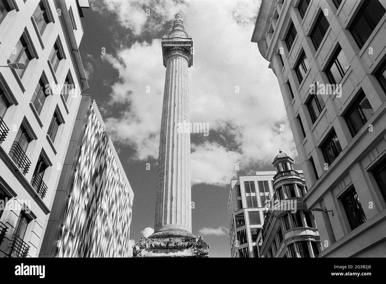 Il Monumento nella Città di Londra, Regno Unito, con gli edifici degli uffici circostanti Foto Stock