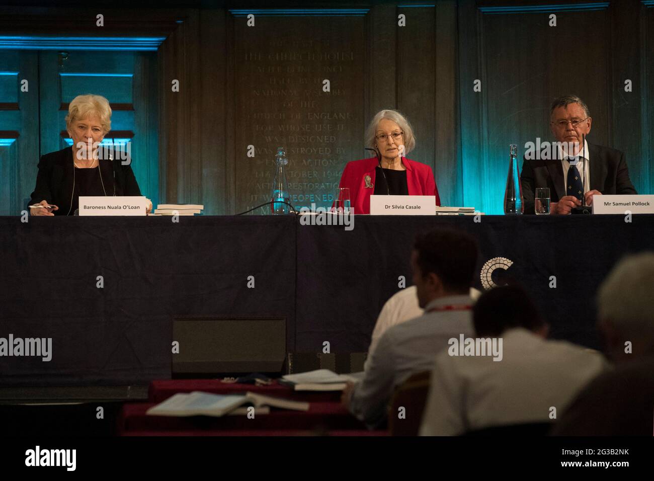 (Da sinistra a destra) membri del panel Baronessa Nuala o'Loan, Dr Silvia Casale e Samuel Pollock, prima di leggere una dichiarazione successiva alla pubblicazione del rapporto del panel indipendente Daniel Morgan, presso la Church House, a Westminster, nel centro di Londra. Data immagine: Martedì 15 giugno 2021. Foto Stock