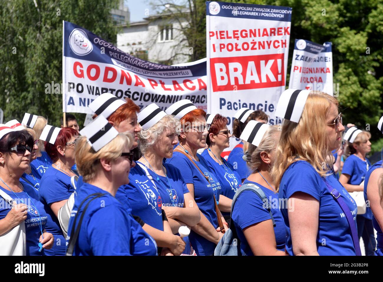 Gli infermieri protestano al di fuori del Parlamento a Varsavia, Polonia, il 15 giugno 2021. Foto di Damian Burzykowski/Newspix/ABACAPRESS.COM Foto Stock