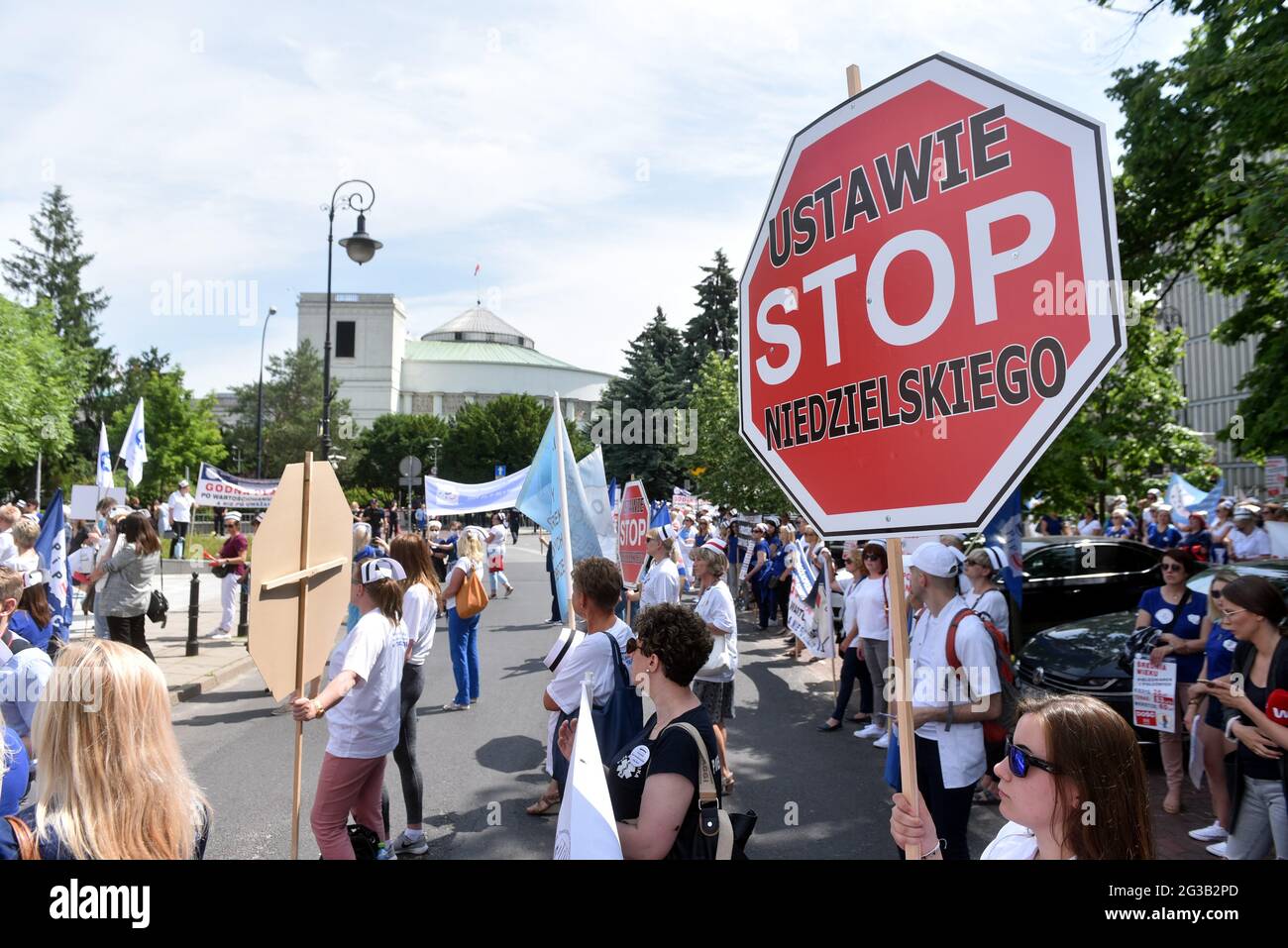 Gli infermieri protestano al di fuori del Parlamento a Varsavia, Polonia, il 15 giugno 2021. Foto di Damian Burzykowski/Newspix/ABACAPRESS.COM Foto Stock