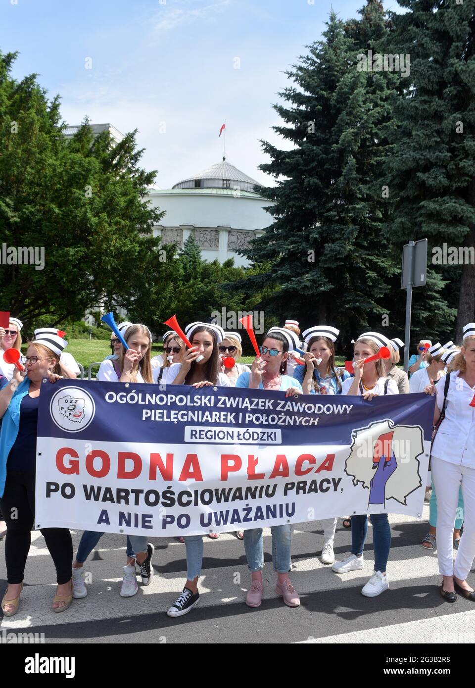 Gli infermieri protestano al di fuori del Parlamento a Varsavia, Polonia, il 15 giugno 2021. Foto di Damian Burzykowski/Newspix/ABACAPRESS.COM Foto Stock