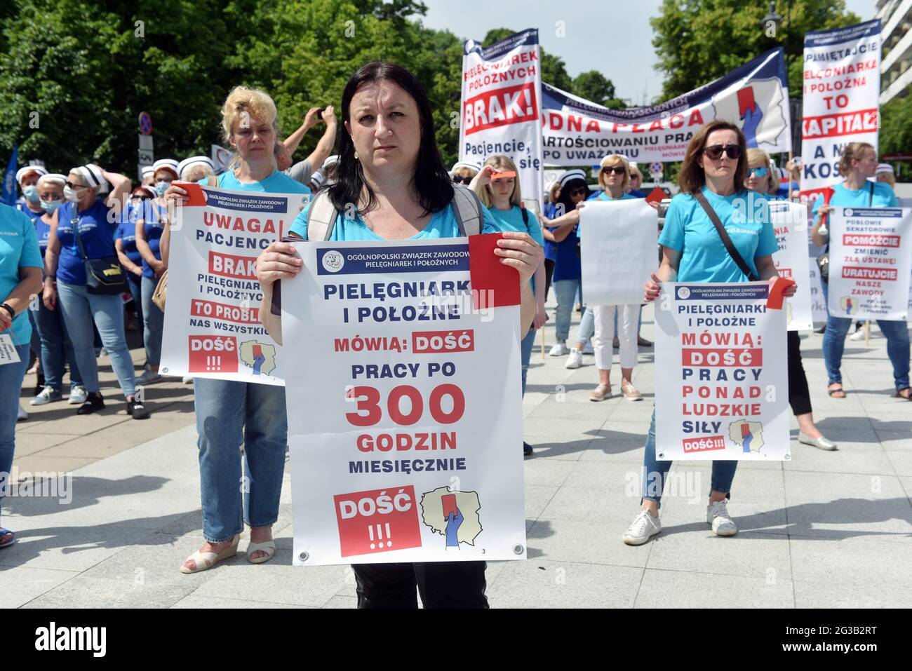 Gli infermieri protestano al di fuori del Parlamento a Varsavia, Polonia, il 15 giugno 2021. Foto di Damian Burzykowski/Newspix/ABACAPRESS.COM Foto Stock