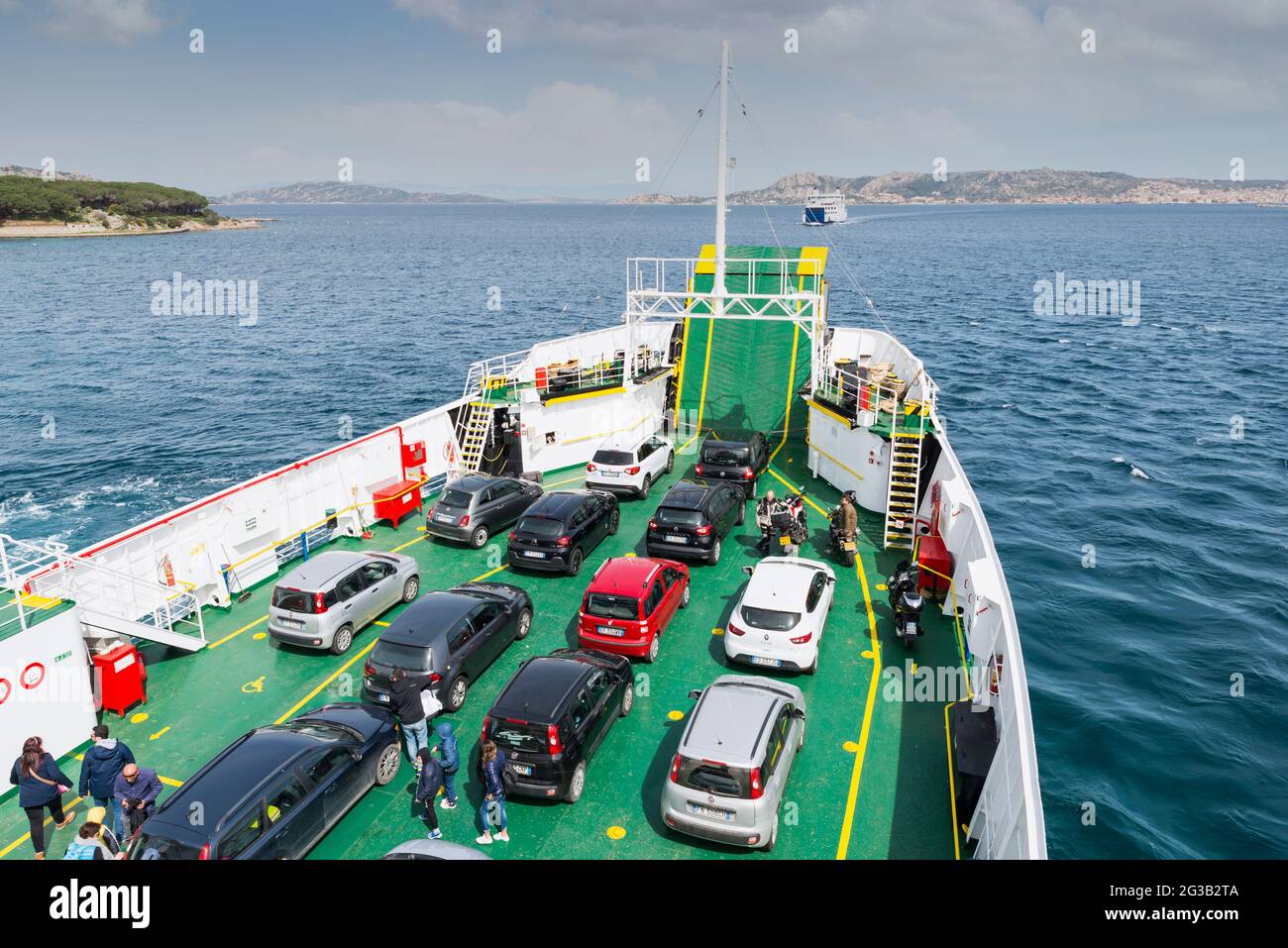 Palau,Italia,07-aprile-2018:persone e auto a bordo del traghetto da Palau sull'isola di sardegna alla bellissima isola di Maddalena, quest'isola è confrontata con le altre Foto Stock