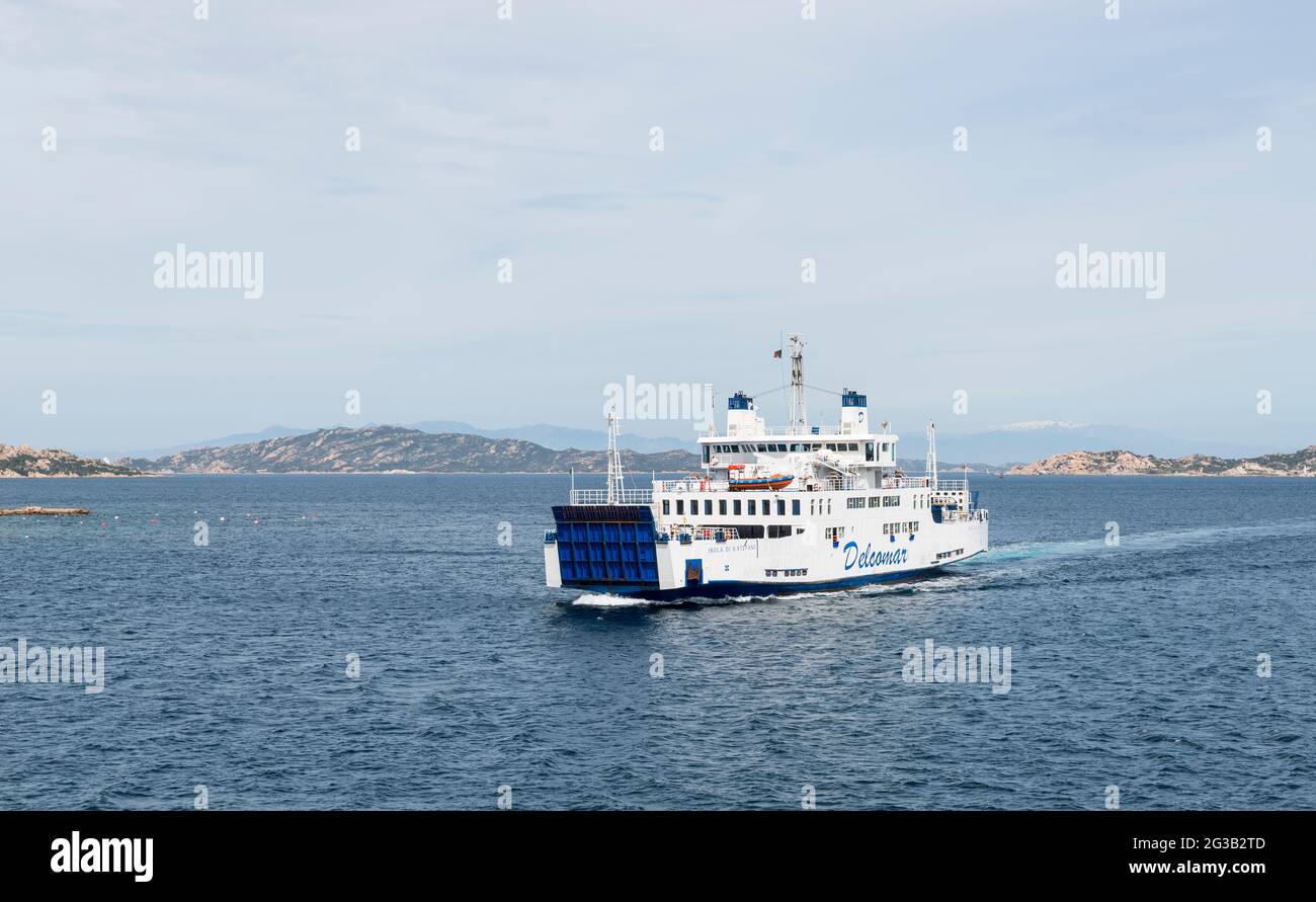 Palau,Italia,07-aprile-2018:il traghetto da palau all'isola di maddalena sta attraversando il traghetto opposto, l'isola di Maddalena è una delle più belle isla Foto Stock