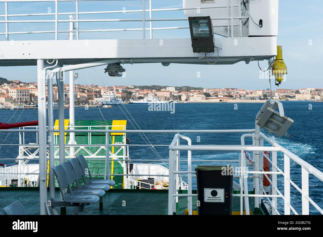Maddalena,l'Italia,07-Aprile-2018:con il traghetto per l'isola di La Maddalena in Sardegna, Italia, arrivate questa isola con il traghetto da Palua sull'italien isl Foto Stock