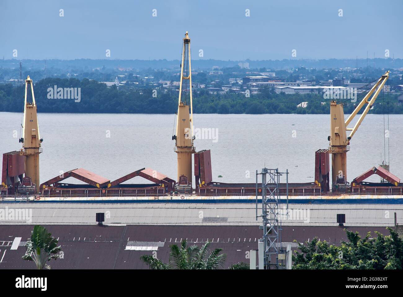 Tre Derricks al Porto di Douala Foto Stock