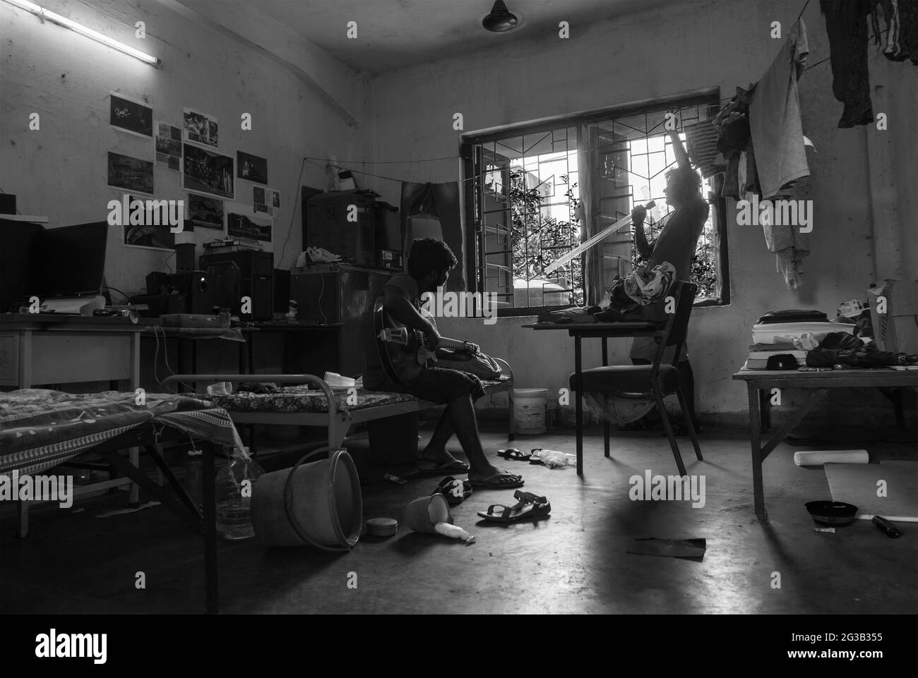 Howrah, Bengala Occidentale, India- 22 Aprile 2019 : studenti di ingegneria che cantano e si godono nella stanza dell'ostello dell'Istituto Indiano di Ingegneria Scienza e te Foto Stock