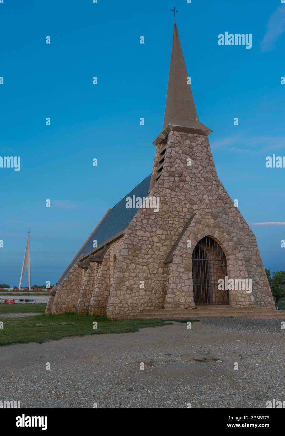 Etretat, Francia - 05 31 2019: Cappella dei pescatori sulla cima delle scogliere di Etretat Foto Stock