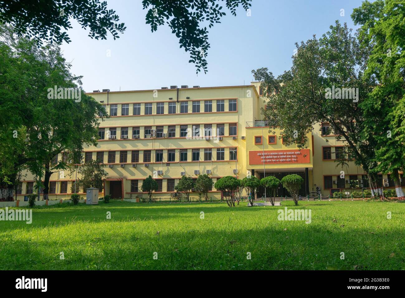 Howrah, Bengala Occidentale, India- 21 Aprile 2019 : edificio principale dell'Istituto Indiano di Scienza e tecnologia di Ingegneria, IIEST, precedentemente B.E.College Shibp Foto Stock