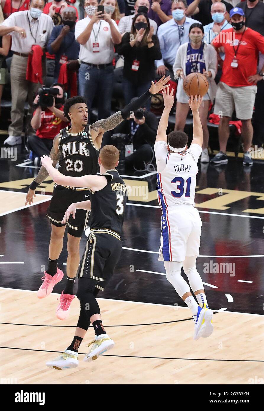 Atlanta, Stati Uniti. 14 Giugno 2021. Atlanta Hawks in avanti John Collins (a sinistra) e Kevin Huerter difendono come Philadelphia 76ers' Seth Curry manca un tentativo di tre punti quando il tempo scade nella partita 4 della loro serie di semifinali NBA Eastern Conference lunedì 14 giugno 2021 ad Atlanta. Gli Atlanta Hawks hanno battuto i 76ers 103-100 per legare la serie 2-2. (Foto di Curtis Compton/Atlanta Journal-Constitution/TNS/Sipa USA) Credit: Sipa USA/Alamy Live News Foto Stock