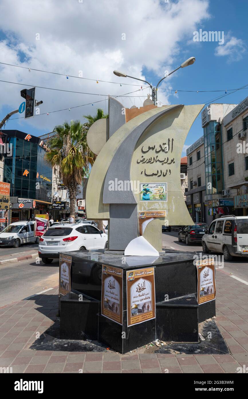 Una sqaure trafficata nella città di Jenin. È la città più a nord della Cisgiordania, Jenin è vivace, attraente e bene degno il viaggio. In Nablus. Palestina Foto Stock