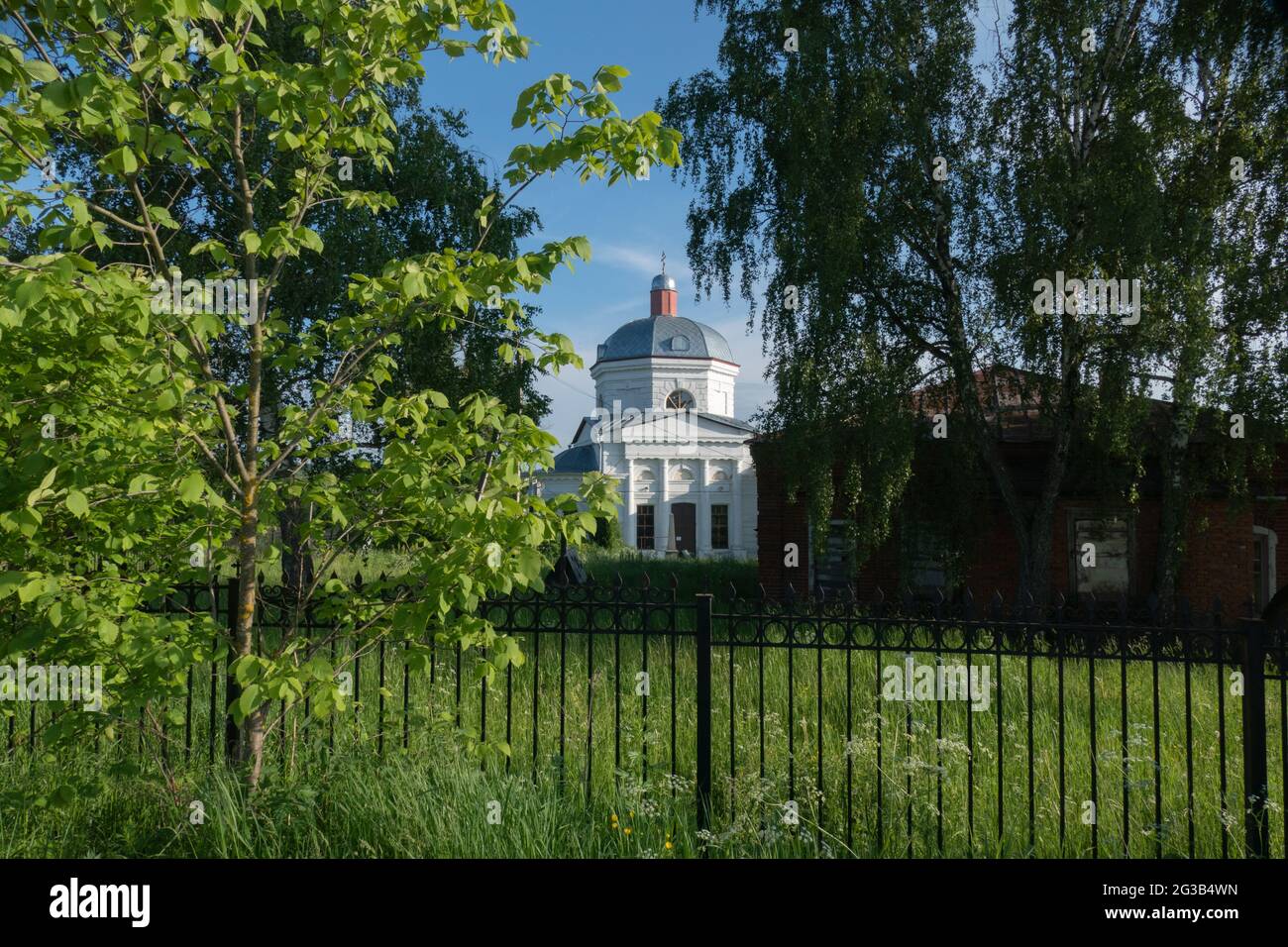 Chiesa in campagna nell'estate della Russia 2021 Foto Stock