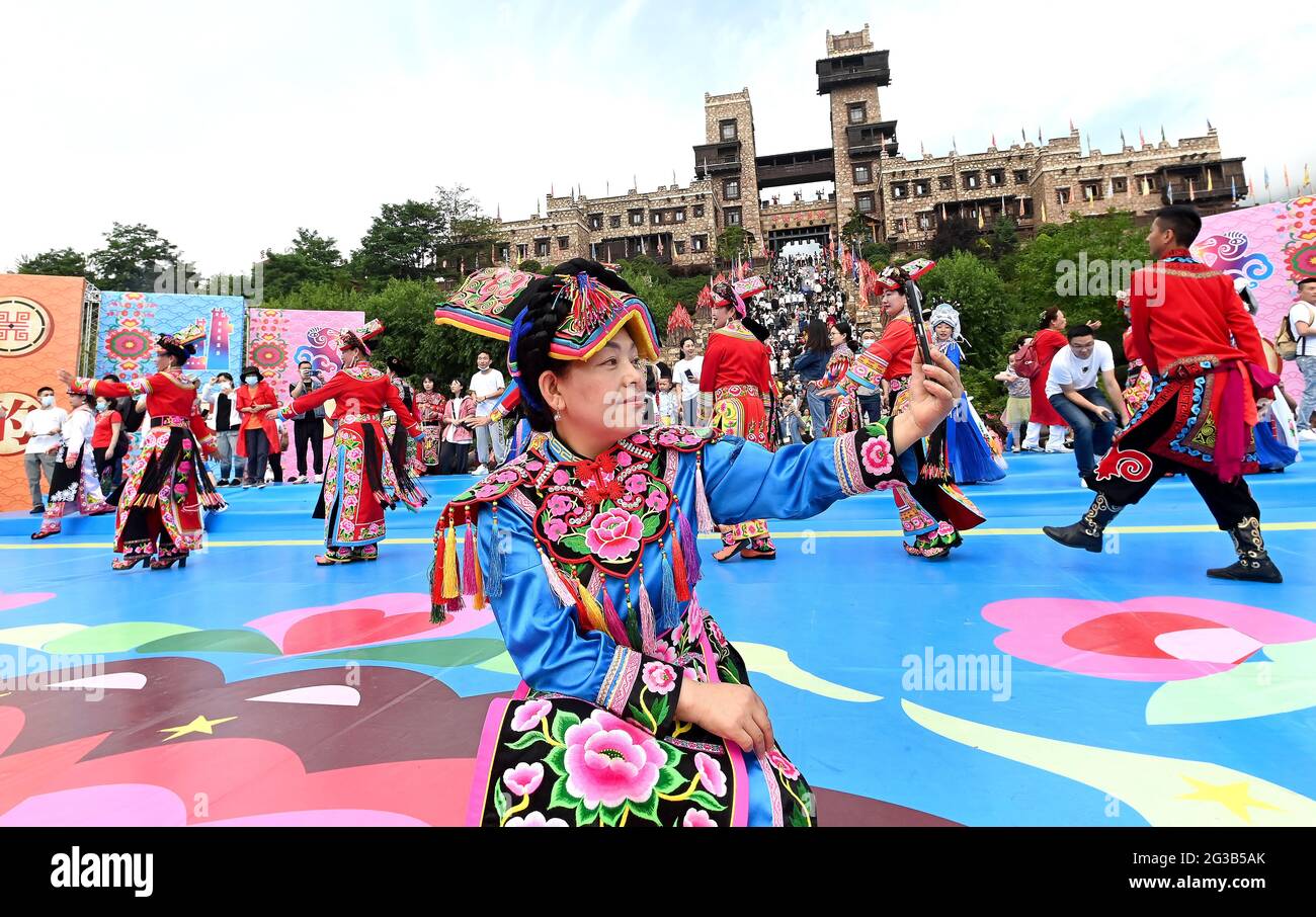 Maoxian, Cina. 14 Giugno 2021. La gente di Qiang sta ballando per celebrare il festival tradizionale di Varezu a Maoxian, Sichuan, Cina il 14 giugno, 2021.(foto da TPG/cnsphotos) accreditamento: TopPhoto/Alamy Live News Foto Stock