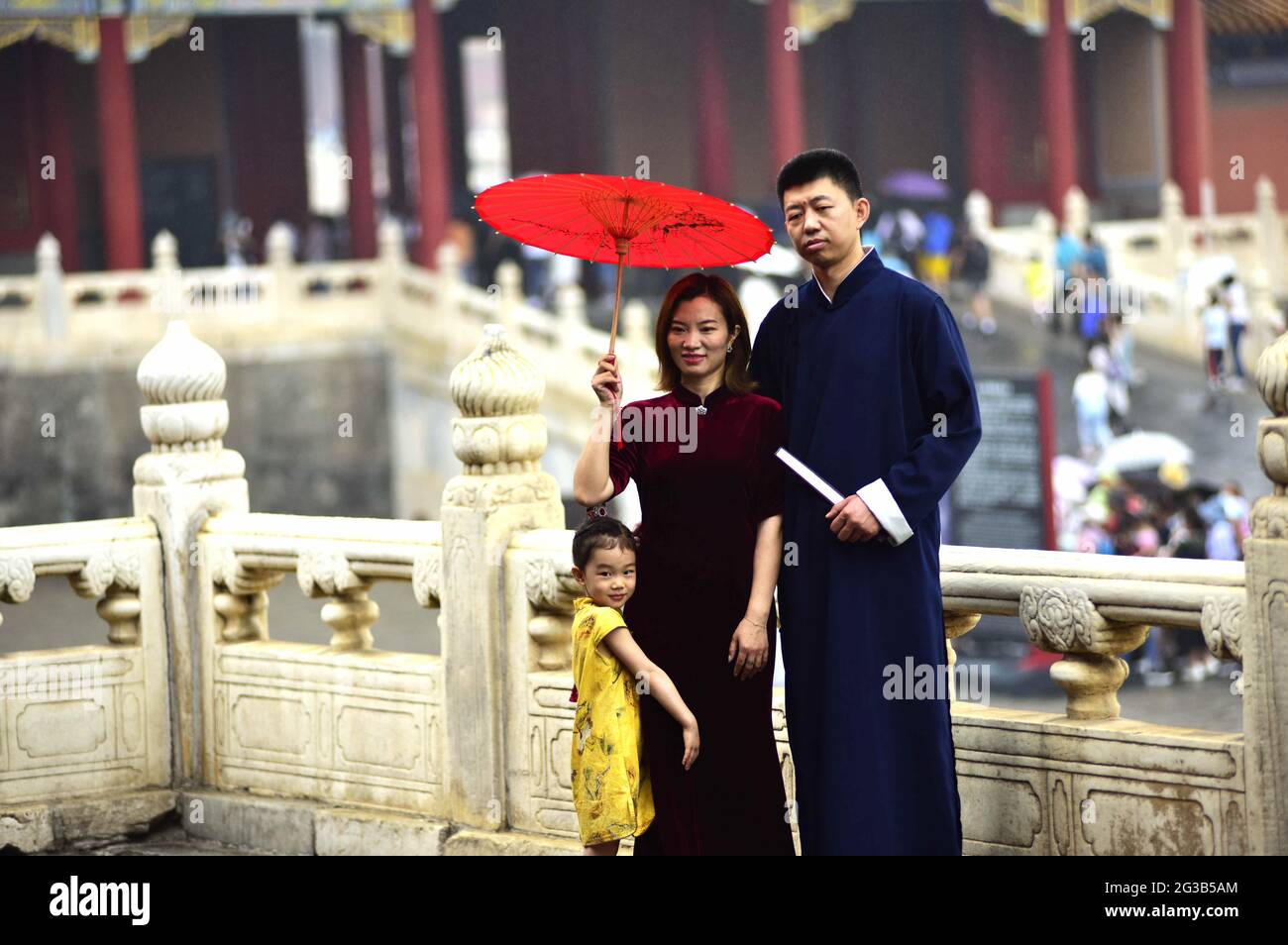 Pechino, Cina. 14 Giugno 2021. I turisti viaggiano nel palazzo imperiale indossando il tradizionale abbigliamento cinese Han a Pechino, Cina il 14 giugno 2021.(Foto di TPG/cnsphotos) Credit: TopPhoto/Alamy Live News Foto Stock