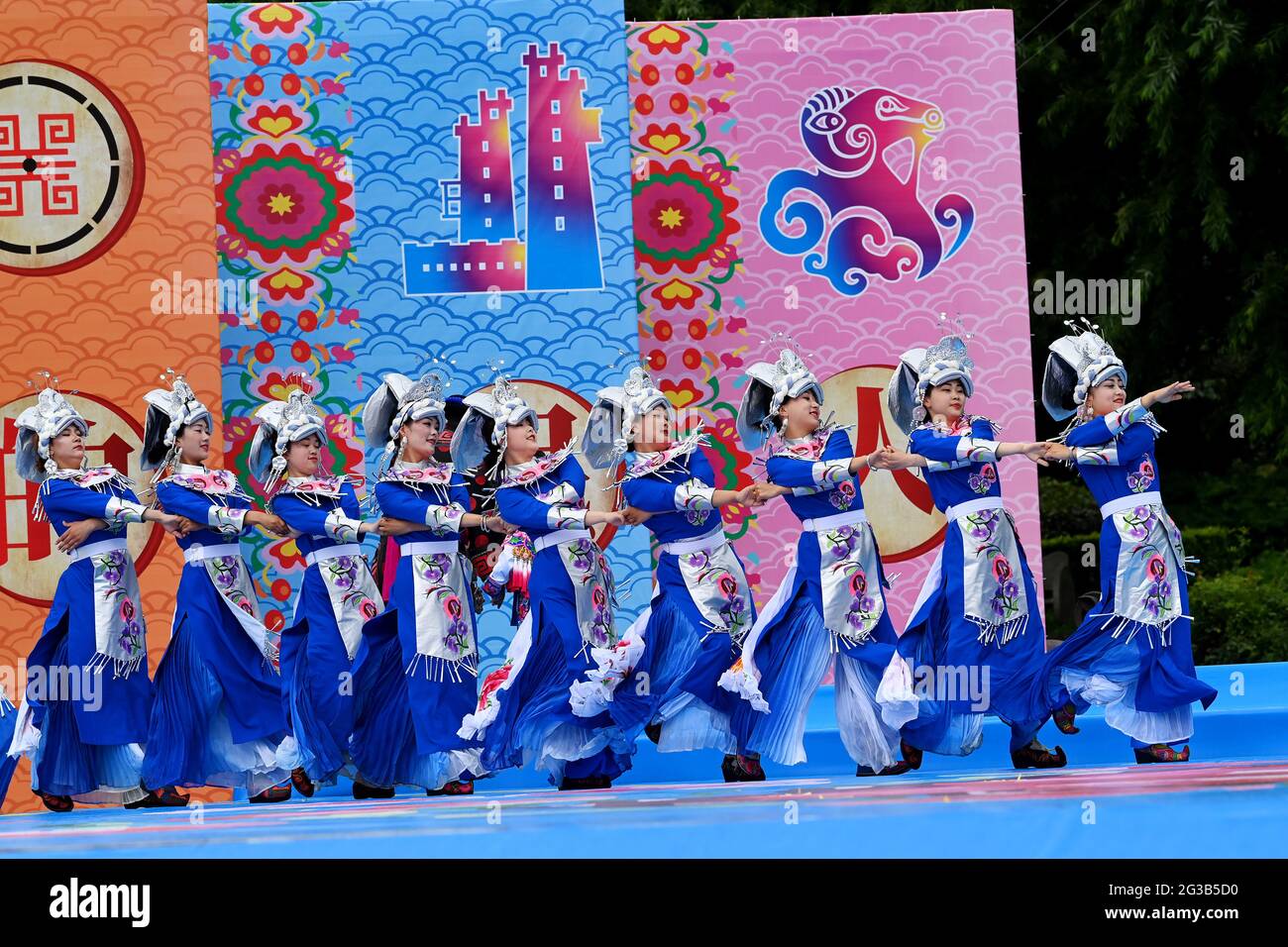 Maoxian, Cina. 14 Giugno 2021. La gente di Qiang sta ballando per celebrare il festival tradizionale di Varezu a Maoxian, Sichuan, Cina il 14 giugno, 2021.(foto da TPG/cnsphotos) accreditamento: TopPhoto/Alamy Live News Foto Stock
