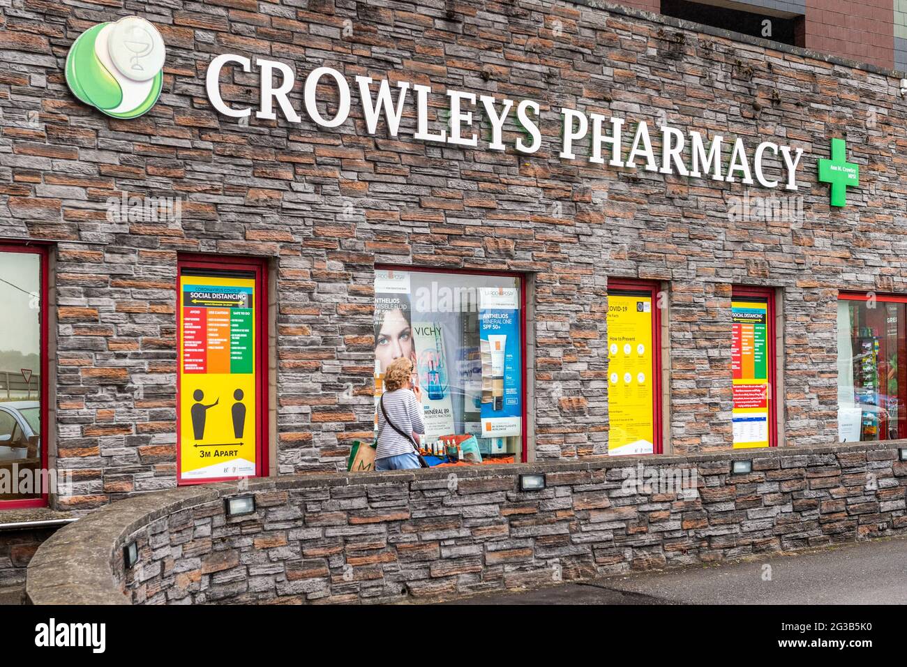 Clonakilty, West Cork, Irlanda. 15 giugno 2021. Le farmacie di tutto il paese hanno ricevuto vaccini COVID e hanno iniziato a somministrarli agli over 50. Il vaccino Janssen o Johnson & Johnson somministrato su appuntamento. Crowleys Pharmacy è uno dei due chimici in Clonakilty che stanno dando il vaccino. Credit: AG News/Alamy Live News Foto Stock