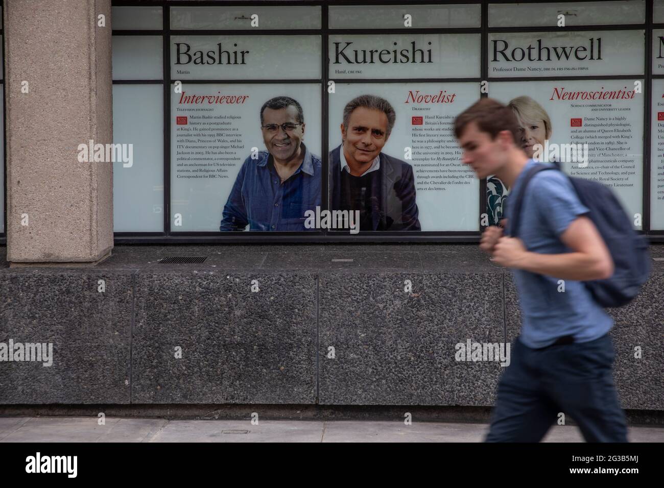 I pendolari passano davanti a un'immagine di Martin Bashir al King's College ' Wall of Fame' sullo Strand Campus, nel centro di Londra, che deve essere tolto. Foto Stock