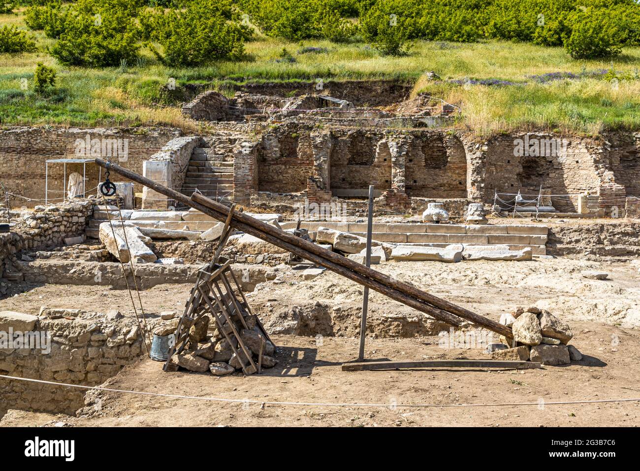 Il sito di scavo dell'antica città di Heraclea Sintica vicino Petrich, Bulgaria. Heraclea Sintica fu fondata intorno al 300 a.C. da Cassander, re del Regno di Macedone (r. 305-297 a.C.), che fondò anche Salonicco Foto Stock