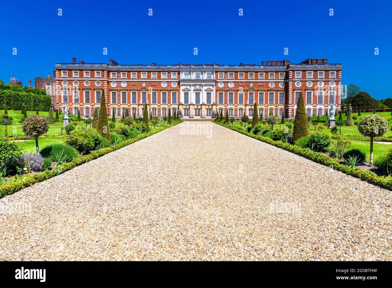 Vista della parte barocca del palazzo dal giardino privato all'Hampton Court Palace, Richmond, Londra, UK Foto Stock