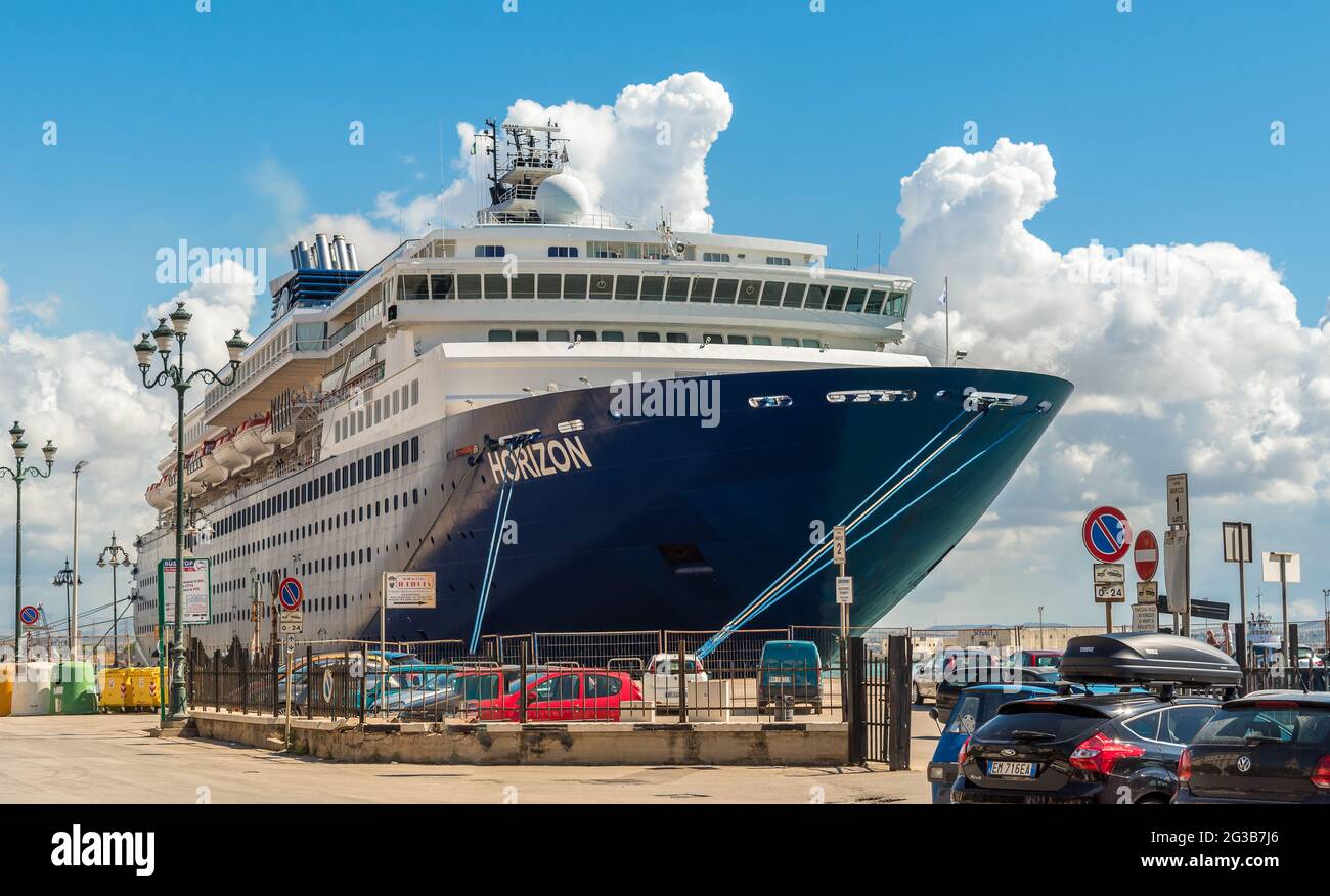 Trapani, Italia - 25 settembre 2016: Grande imbarcazione marittima nella darsena del porto italiano di Trapani in Sicilia. Foto Stock