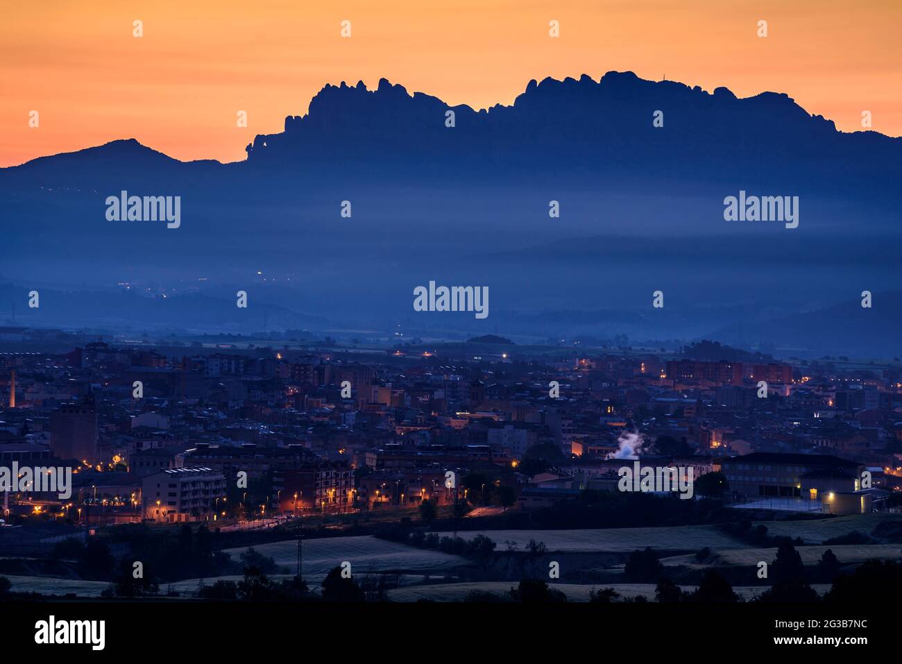 Alba sulla montagna di Montserrat, vista dalla città di Igualada (Barcellona, Catalogna, Spagna) ESP: Amanecer en la montaña de Montserrat, desde Igualada Foto Stock