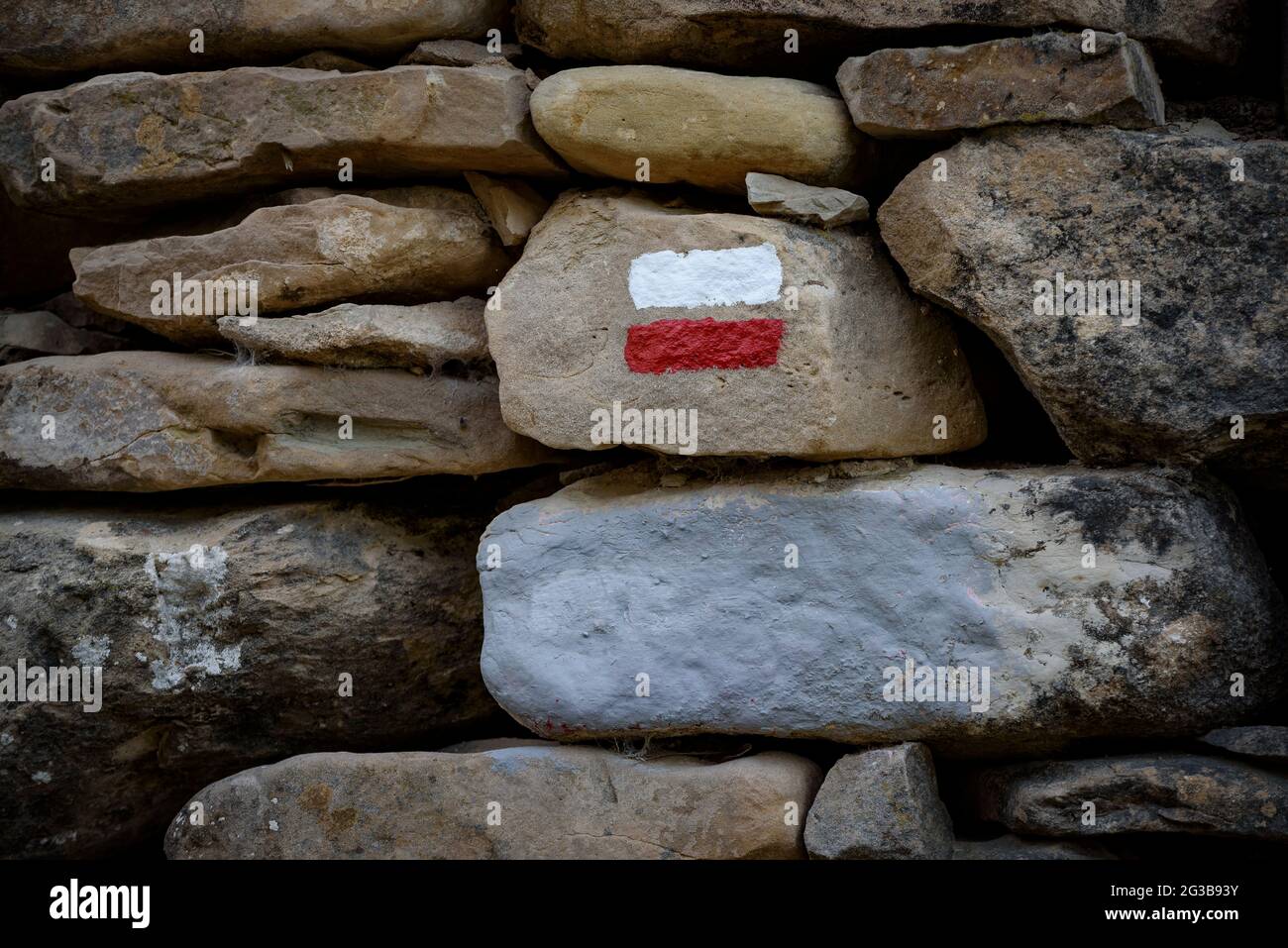 CARTELLI GR su un muro di pietra mentre passa attraverso l'eremo di Sant Jaume de Castellbell (Bages, Barcellona, Catalogna, Spagna) Foto Stock
