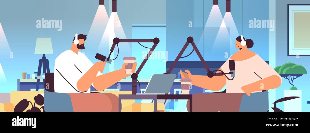 podcaster che parlano ai microfoni che registrano podcast in studio podcasting concetto di radiodiffusione online Illustrazione Vettoriale