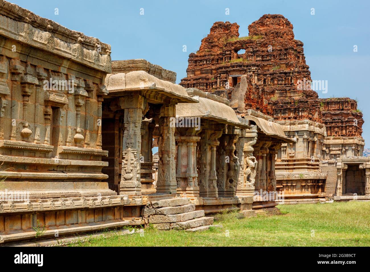 Sala all'aperto o padiglione con colonne di Mandapa nel tempio di Achyutaraya ad Hampi Foto Stock