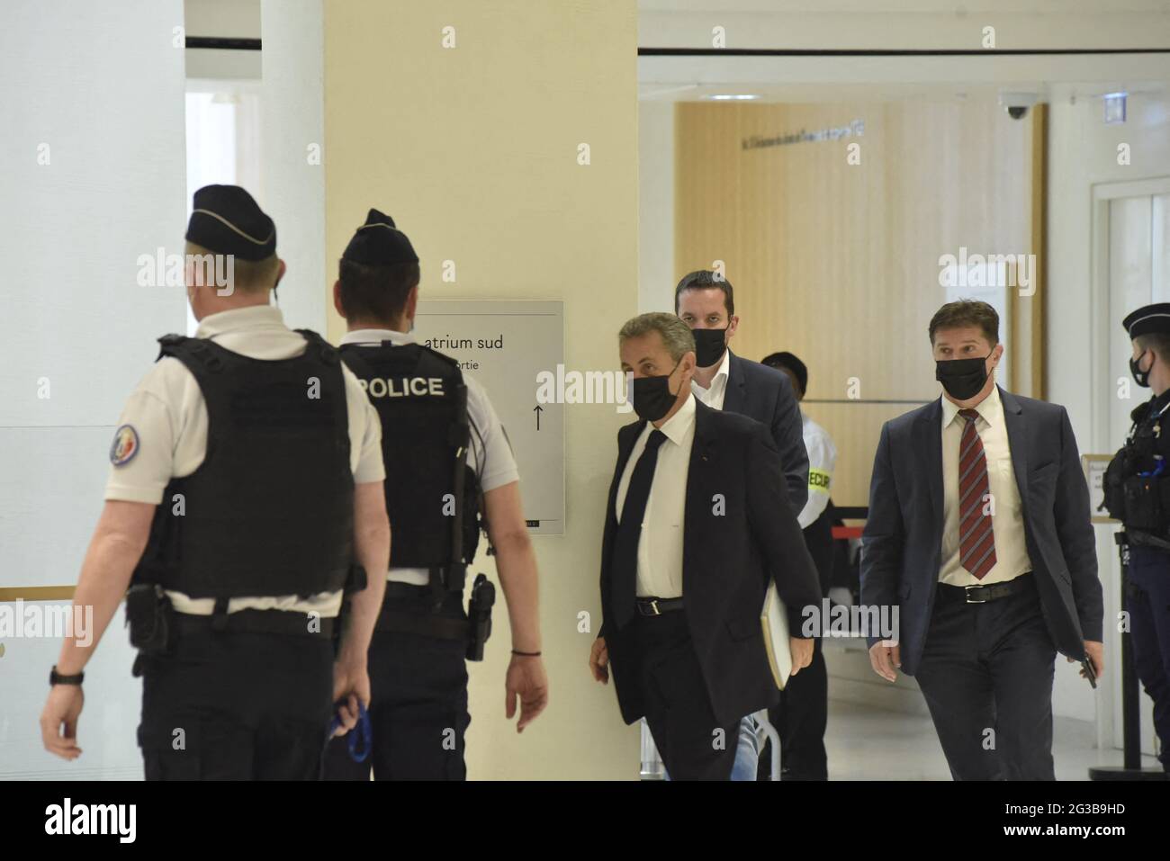 Parigi, Francia, il 15 giugno 2021. L'ex presidente Nicolas Sarkozy arriva per un'audizione del cosiddetto processo di Bygmalion, che lo vede accusato di finanziamenti illeciti per la sua fallita campagna di rielezione del 2012, a Parigi, in Francia, il 15 giugno 2021. Sarkozy e altri 13 sono accusati di istituire o beneficiare di un falso sistema di fatturazione per coprire milioni di euro in eccesso di spesa per i raduni delle campagne. Foto di Patrice Pierrot/Avenir Pictures/ABACAPRESS.COM Foto Stock