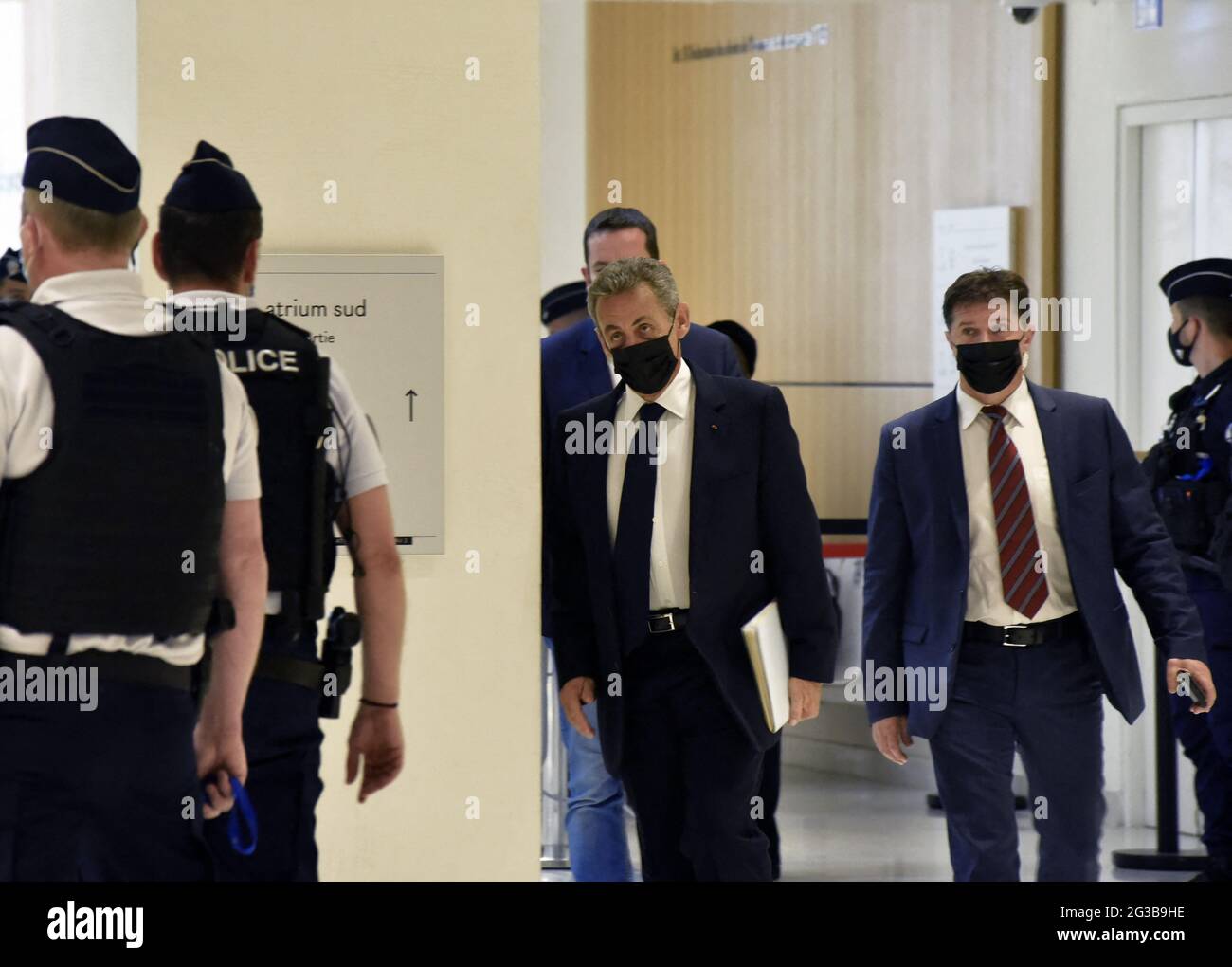 Parigi, Francia, il 15 giugno 2021. L'ex presidente Nicolas Sarkozy arriva per un'audizione del cosiddetto processo di Bygmalion, che lo vede accusato di finanziamenti illeciti per la sua fallita campagna di rielezione del 2012, a Parigi, in Francia, il 15 giugno 2021. Sarkozy e altri 13 sono accusati di istituire o beneficiare di un falso sistema di fatturazione per coprire milioni di euro in eccesso di spesa per i raduni delle campagne. Foto di Patrice Pierrot/Avenir Pictures/ABACAPRESS.COM Foto Stock
