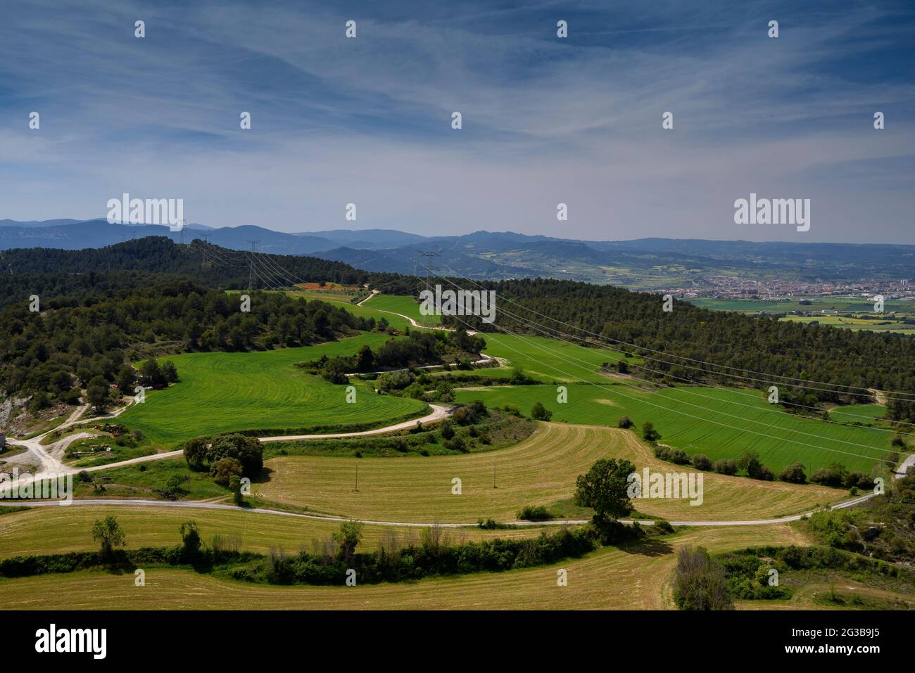 Campi verdi in primavera nella conca d'Òdena, vicino al castello di Castellolí (Barcellona, Catalogna, Spagna) ESP: Campos verdes en primavera (Cataluña) Foto Stock