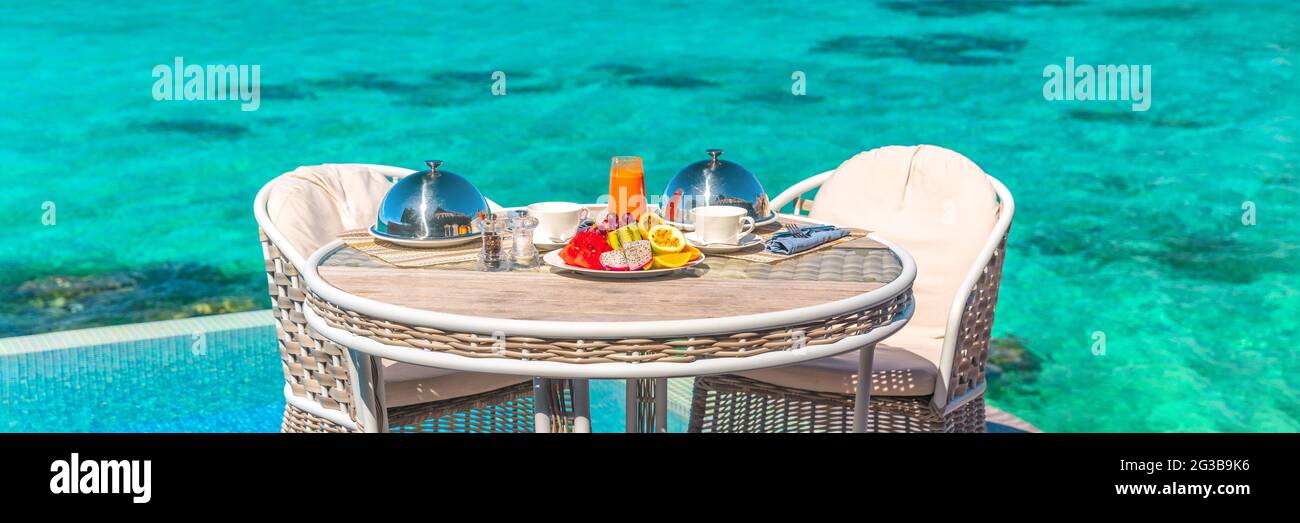 Tavolo per la colazione per le vacanze al ristorante di lusso o banner panoramico della camera d'albergo. Romantica crociera luna di miele vacanze di viaggio alle Maldive o Tahiti. Foto Stock