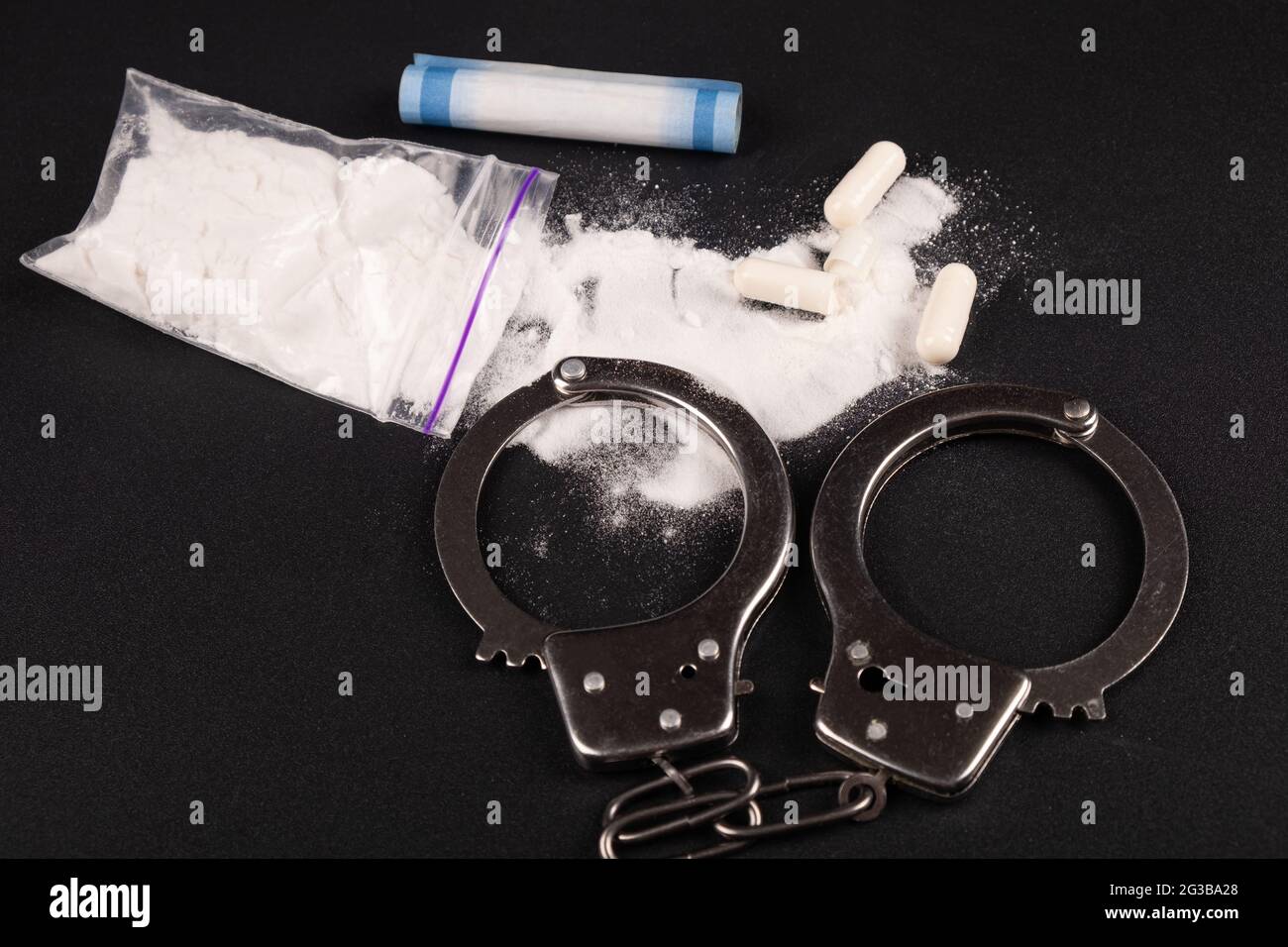arresto di un commerciante di droga, manette e polvere bianca di cocaina. Foto Stock