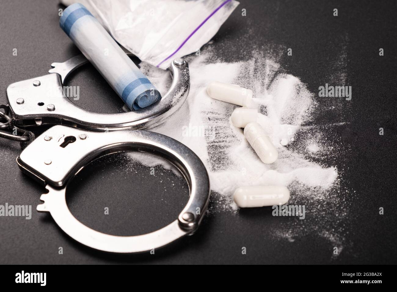 detenzione di un commerciante di droghe saline, arresto per la vendita di droghe bianche. Foto Stock