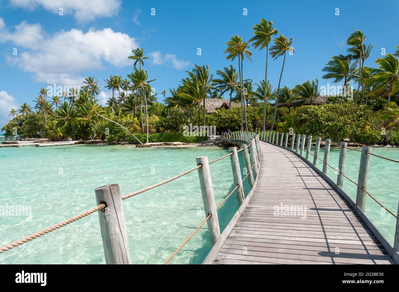 Passaggio pedonale all'arrivo sull'isola di Taha'a - Polinesia Francese Foto Stock