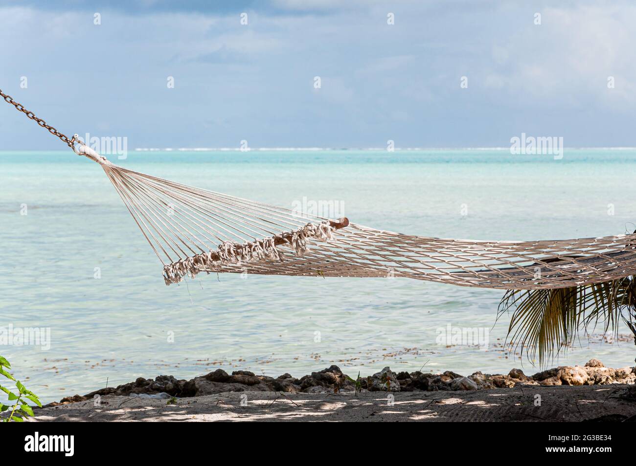 Uno sguardo amaca in una paradisiaca spiaggia polinesiana Foto Stock